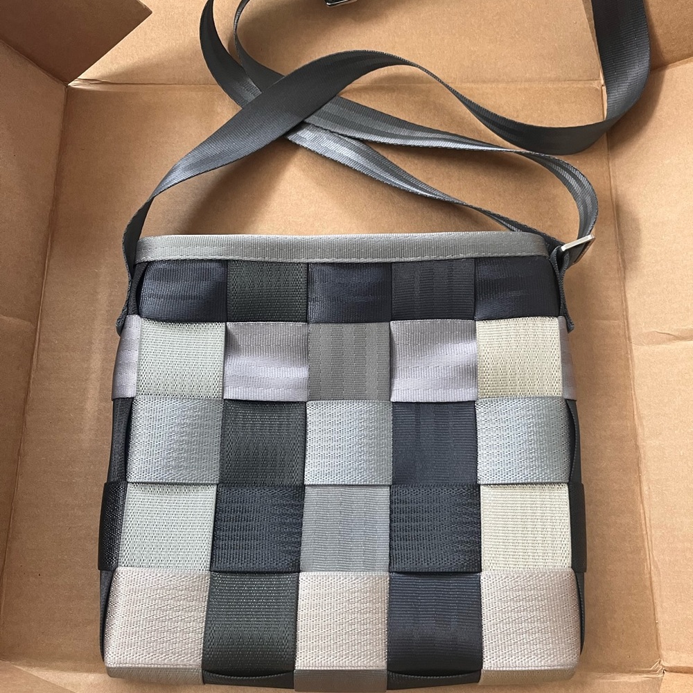 Harvey’s seatbelt bag treecycle mini messenger EUC